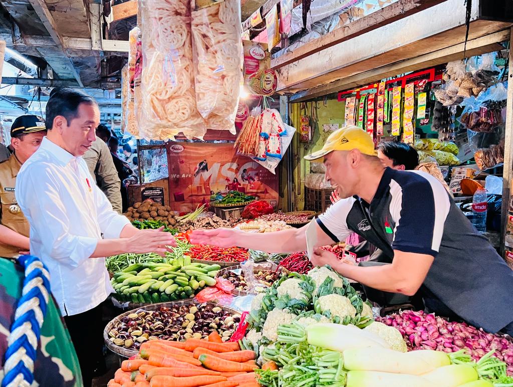 Tinjau Pasar Tanjungsari, Presiden Jokowi: Harga Stabil, Suplai Mencukupi