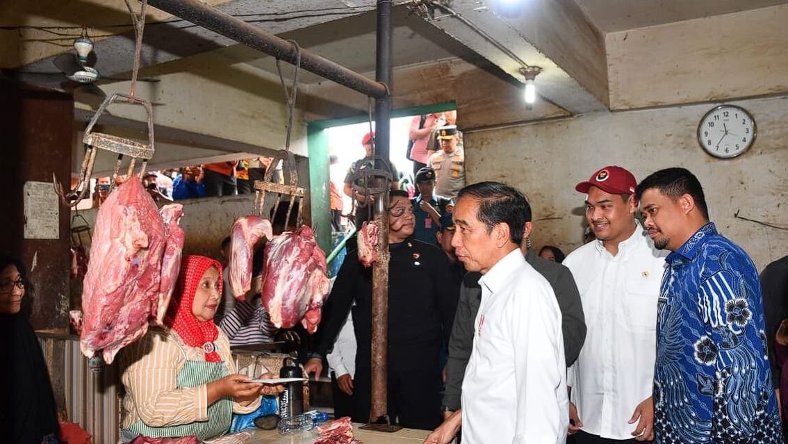 Kunjungi Pasar Sukaramai, Presiden Tinjau Kondisi dan Harga Sejumlah Komoditas Pangan