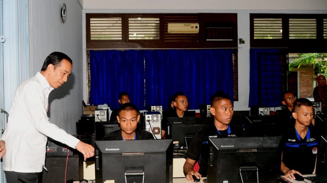 Presiden Jokowi dan Ibu Iriana Tinjau Aktivitas Pembelajaran di SMKN Jawa Tengah