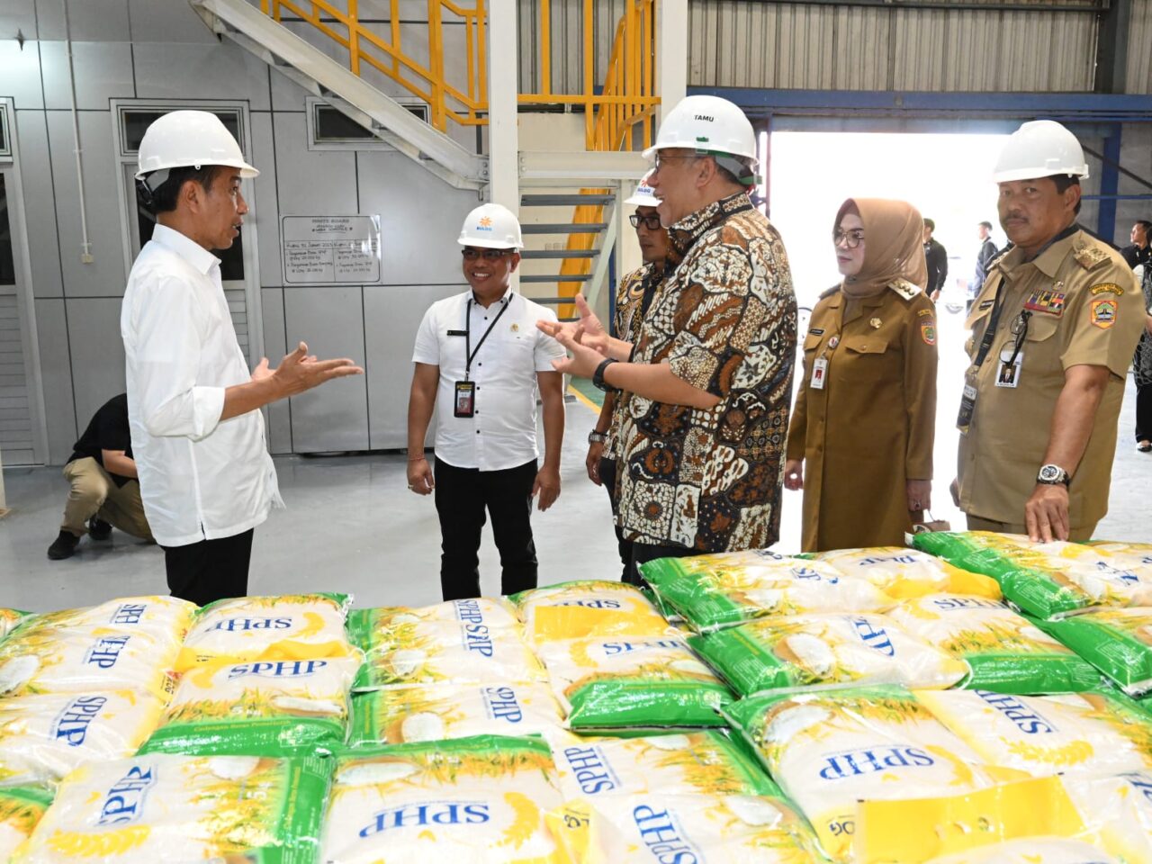 Presiden Jokowi Cek Stok Beras dan Bagikan Bantuan Pangan di Sukoharjo