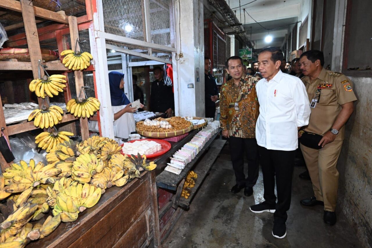 Presiden Jokowi Tinjau Stok dan Harga Bahan Pokok di Pasar Kota Wonogiri