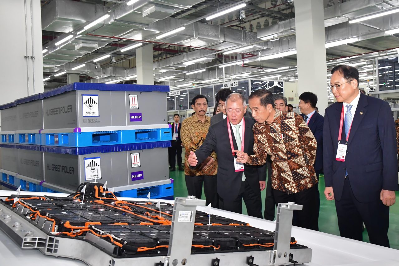 Presiden Jokowi Resmikan Ekosistem Kendaraan Listrik dan Pabrik Sel Baterai Listrik Pertama dan Terbesar di ASEAN