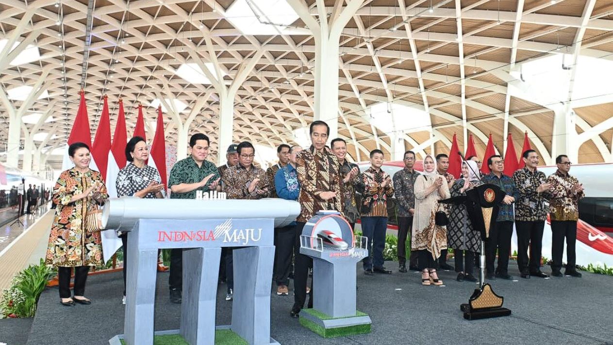 Presiden Jokowi Resmikan WHOOSH, Kereta Cepat Pertama di Indonesia dan Asia Tenggara