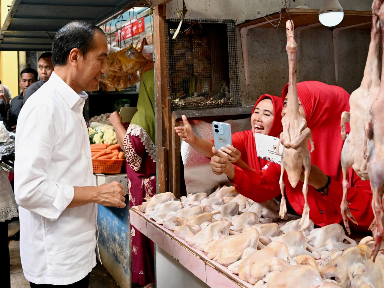 Presiden Jokowi Kunjungi Pasar Soponyono: Cek Harga Pangan dan Pamit ke Masyarakat