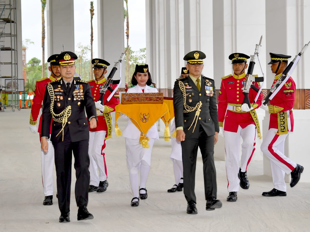 Kirab Duplikat Bendera Merah Putih dan Teks Proklamasi Tiba di Istana Negara IKN