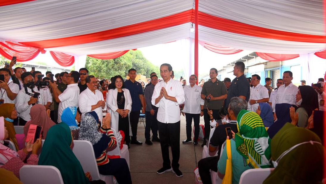 Presiden Jokowi Serahkan Bantuan Pangan Beras untuk Masyarakat