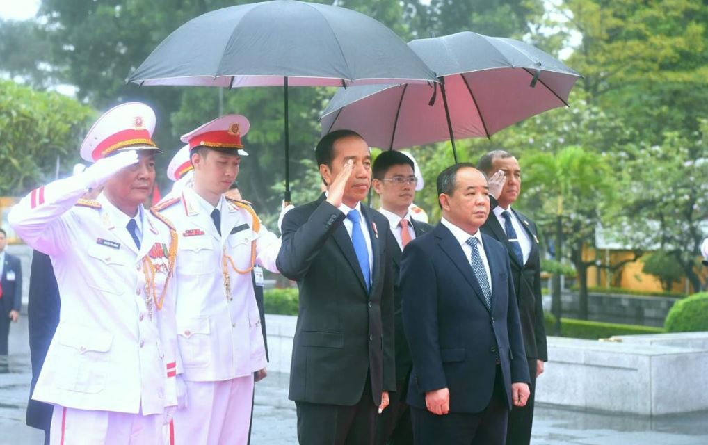 Presiden Jokowi Kunjungi Monumen Pahlawan dan Mausoleum Ho Chi Minh di Hanoi