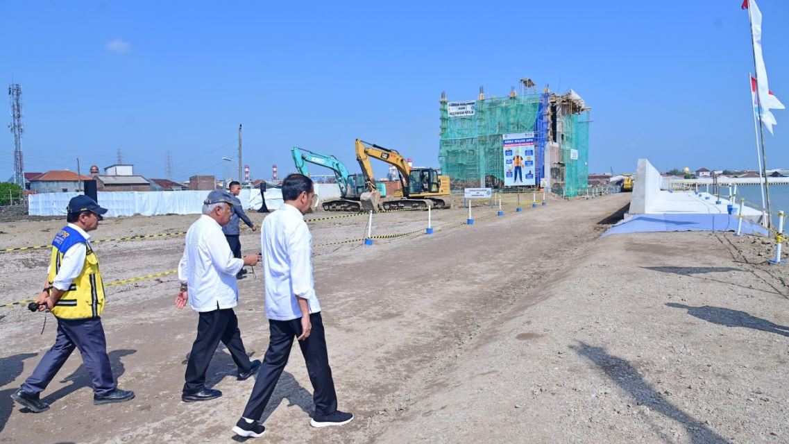 Presiden Jokowi Tinjau Proyek Pengendalian Banjir Rob di Tambak Lorok Semarang