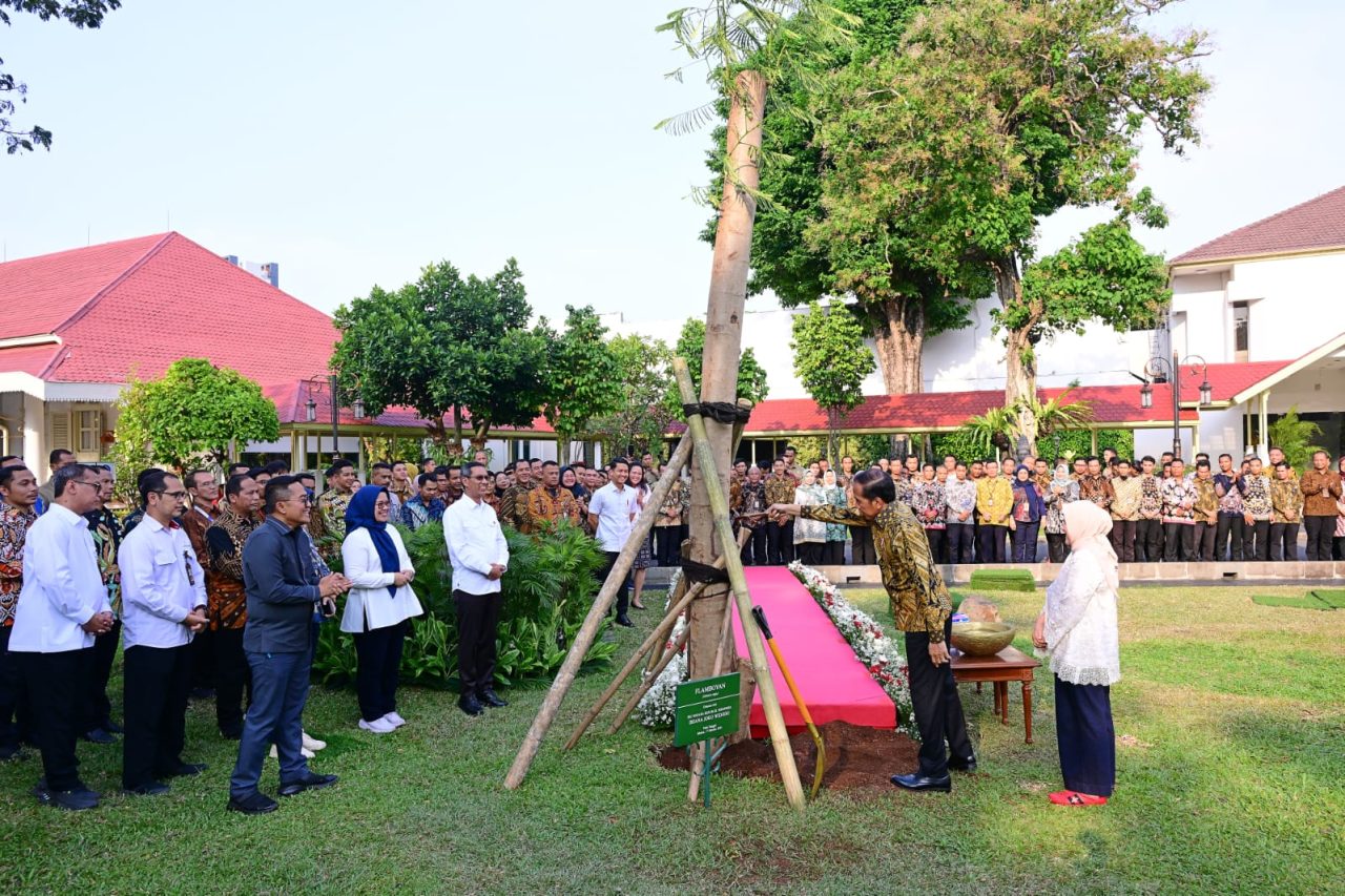 Presiden Jokowi dan Ibu Iriana Tanam Pohon di Halaman Istana Kepresidenan Jakarta