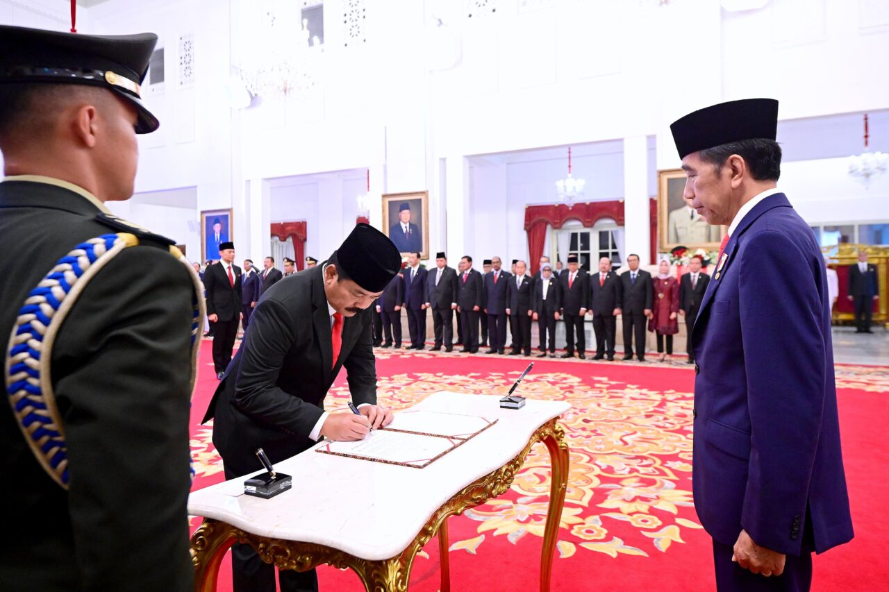 Presiden Jokowi Lantik Hadi Tjahjanto Sebagai Menko Polhukam Di Istana ...