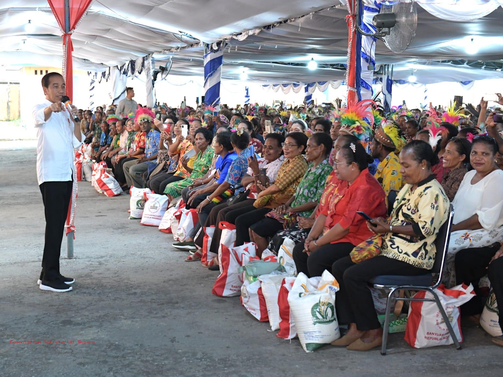 Presiden Jokowi Salurkan Bantuan Pangan Cadangan Beras Pemerintah di Kabupaten Biak Numfor