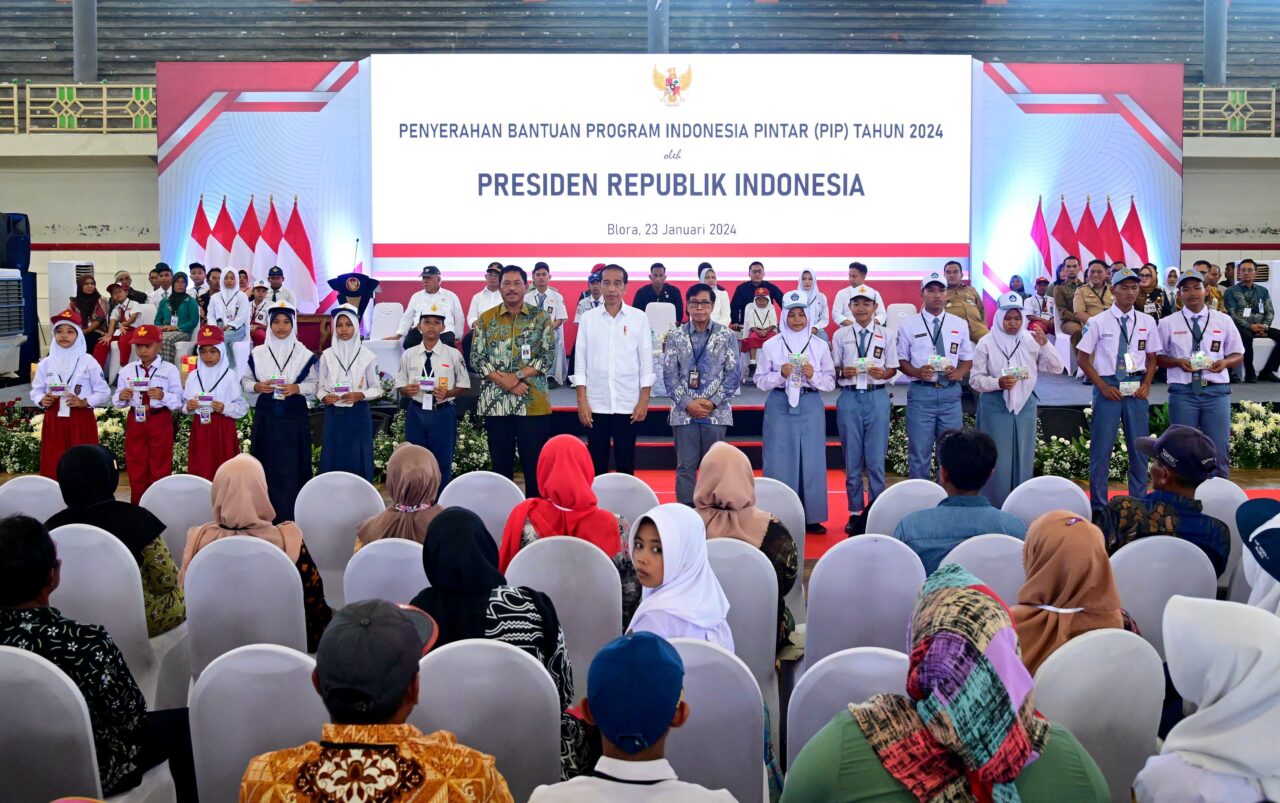 Serahkan Bantuan Program Indonesia Pintar, Presiden: Semua Harus Sekolah