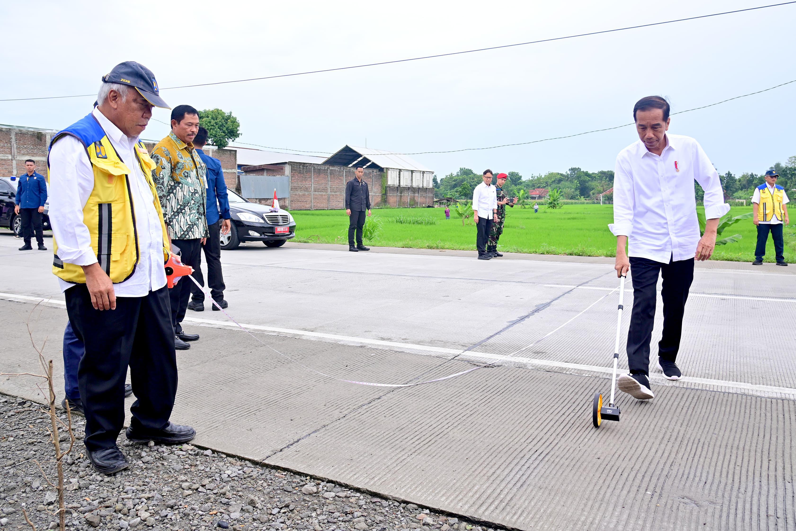 Presiden Jokowi Tinjau Ruas Jalan Surakarta-Gemolong-Purwodadi