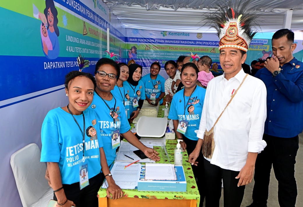 Presiden dan Ibu Iriana Tinjau Pemberian Vaksin Polio di Jayapura