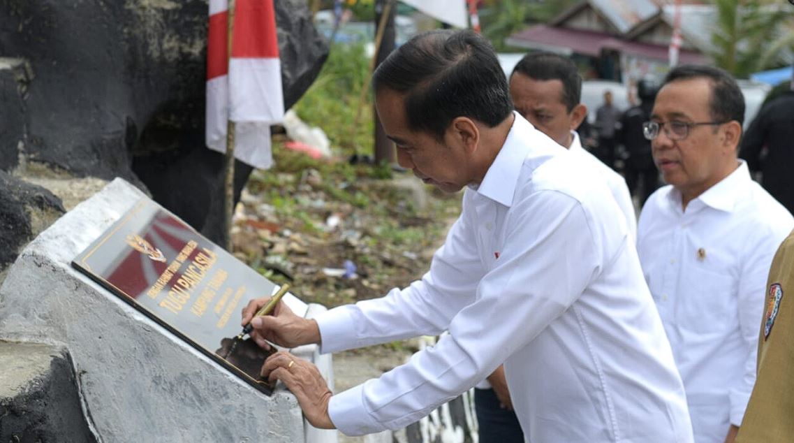 Pagi di Fakfak, Presiden Jokowi Tanda Tangani Tugu Pancasila Kampung Tanama