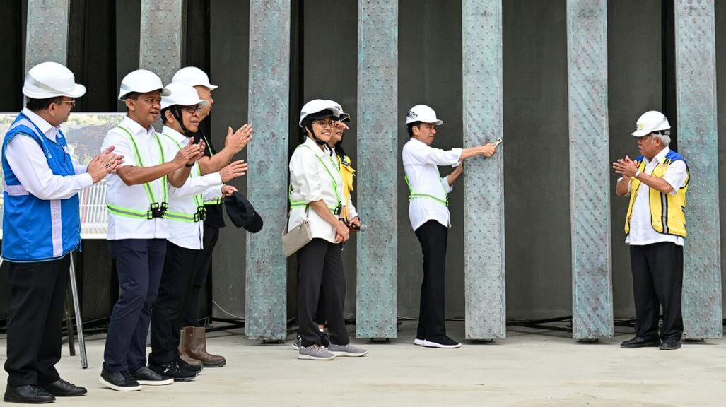 Presiden Jokowi Pasang Bilah Pertama Garuda di Kantor Presiden IKN