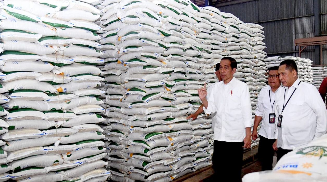 Presiden Jokowi: Cadangan Beras Harus Ada Meski Produksi Surplus