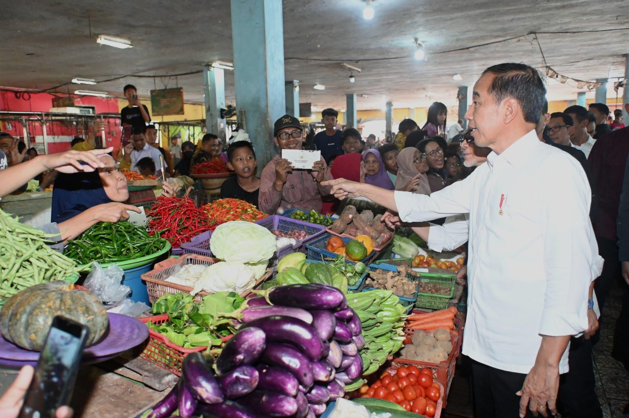 Tinjau Pasar di Kotawaringin Timur, Presiden Jokowi Pastikan Harga Baik dan Stabil