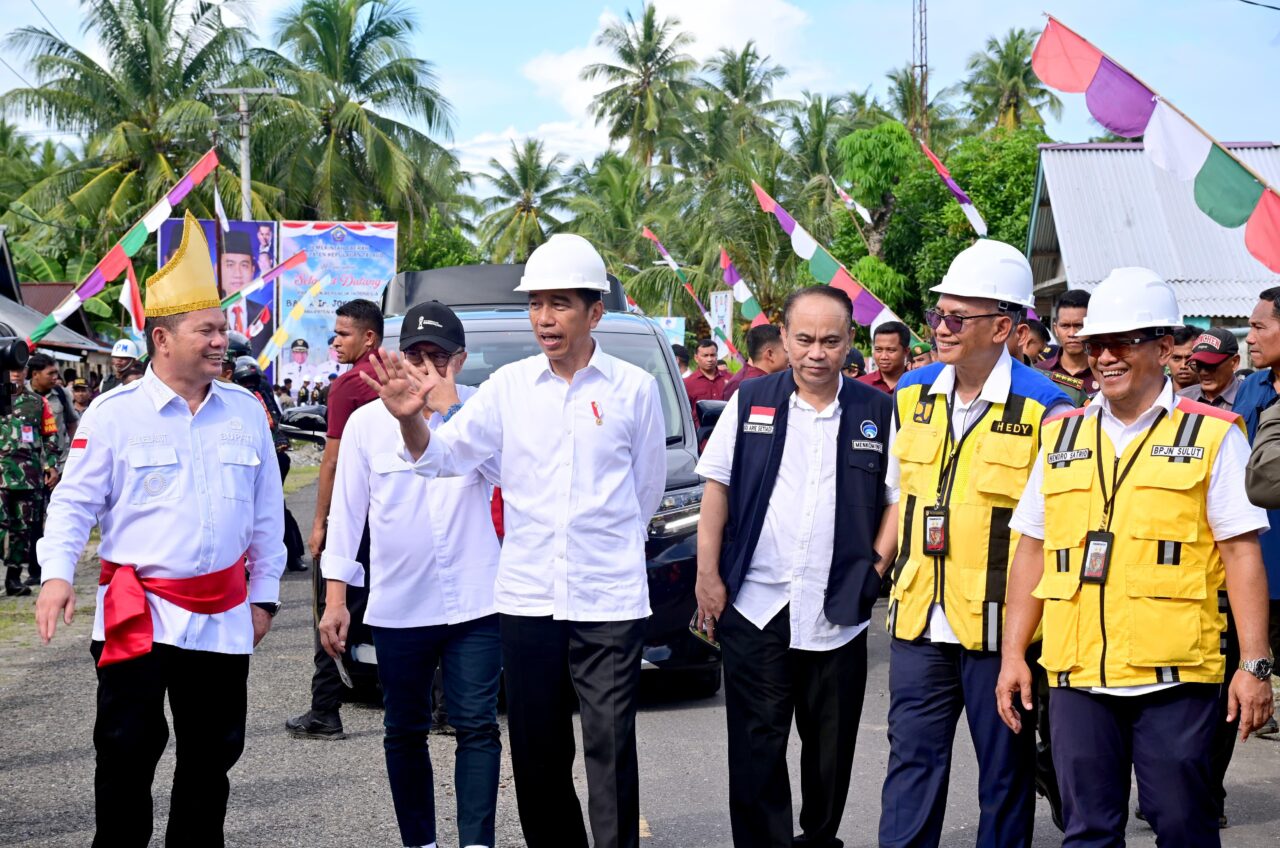 Tinjau Jalan Lingkar Talaud, Presiden: Perlancar Urusan Logistik dan Konektivitas