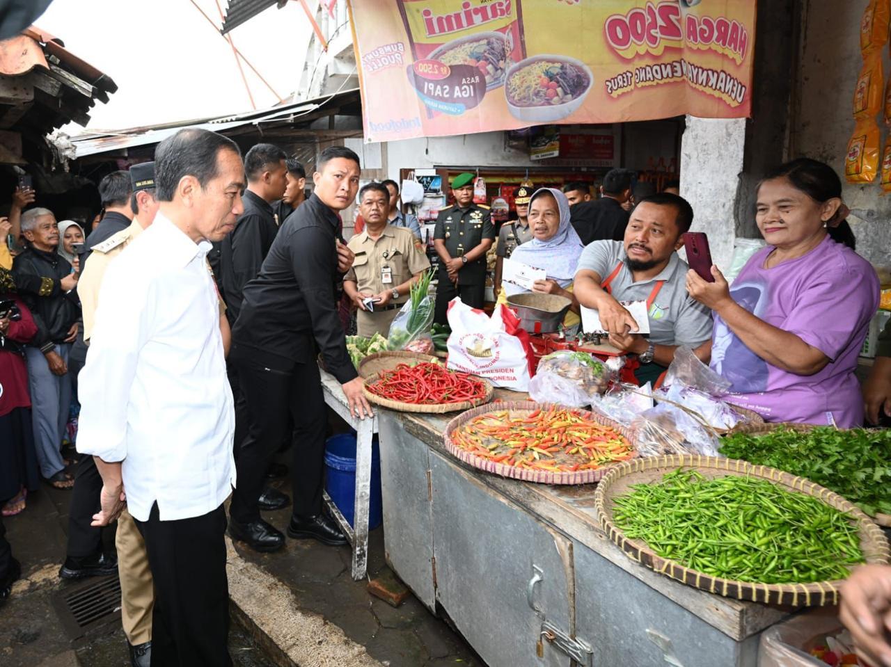 Presiden Jokowi Cek Harga Bahan Pokok dan Bagikan Bansos di Pasar Mungkid Magelang