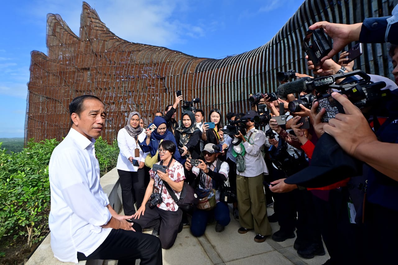 Hari Kedua di IKN, Presiden Ajak Media Tinjau Kawasan Istana Kepresidenan