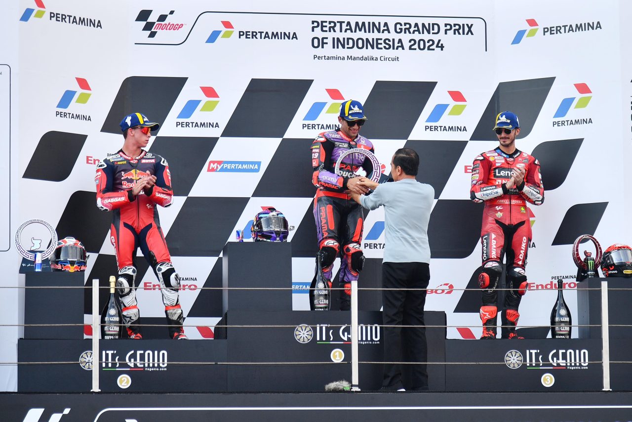 Presiden Jokowi Saksikan dan Serahkan Trofi di Pertamina Grand Prix of Indonesia 2024