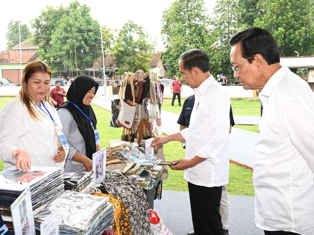 Beli Produk Nasabah Mekaar, Presiden: Sangat Bagus dan Kompetitif