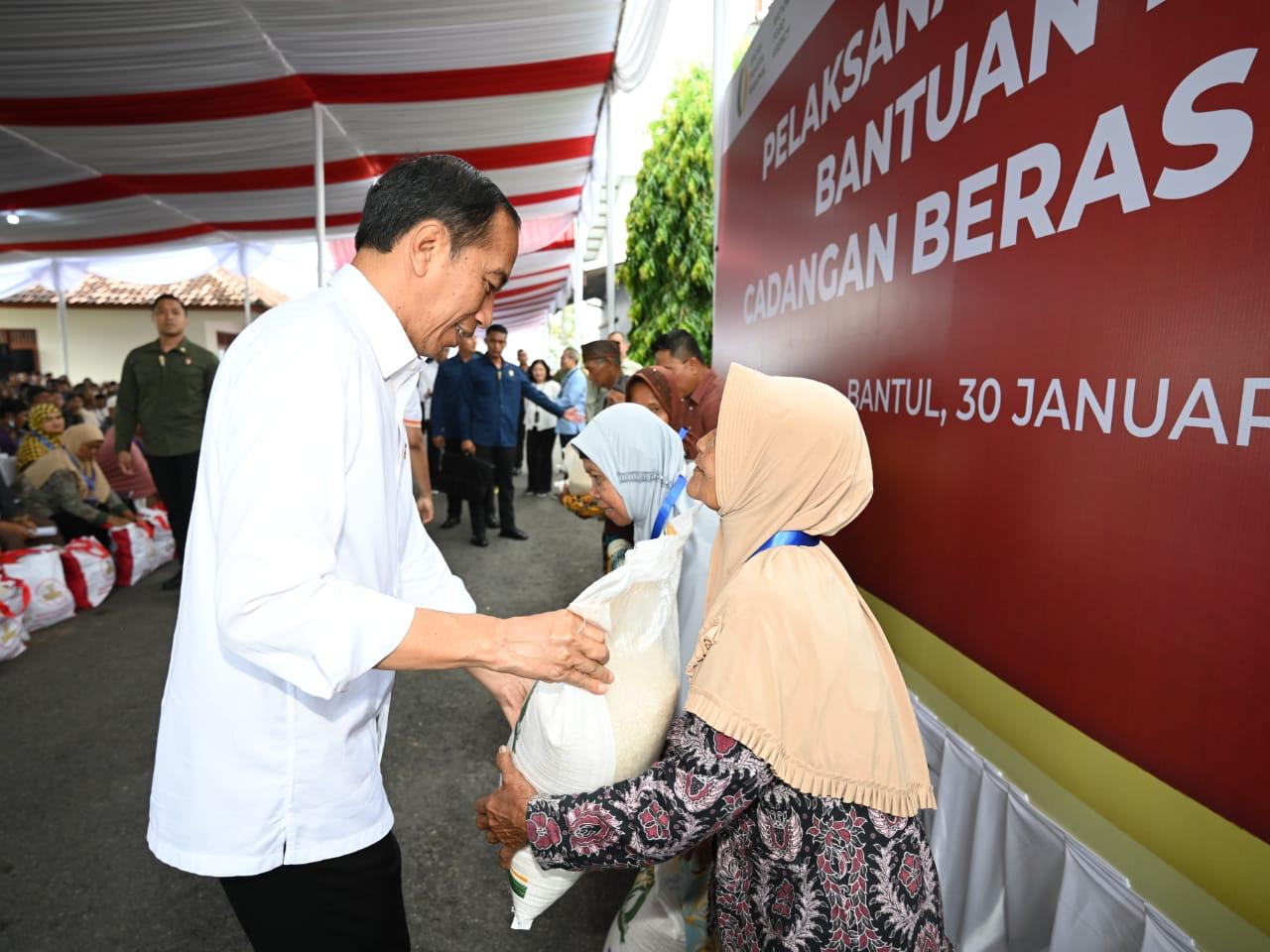 Serahkan Bantuan Pangan di Bantul, Presiden: Setelah Juni Dilanjutkan Kalau Anggaran Cukup