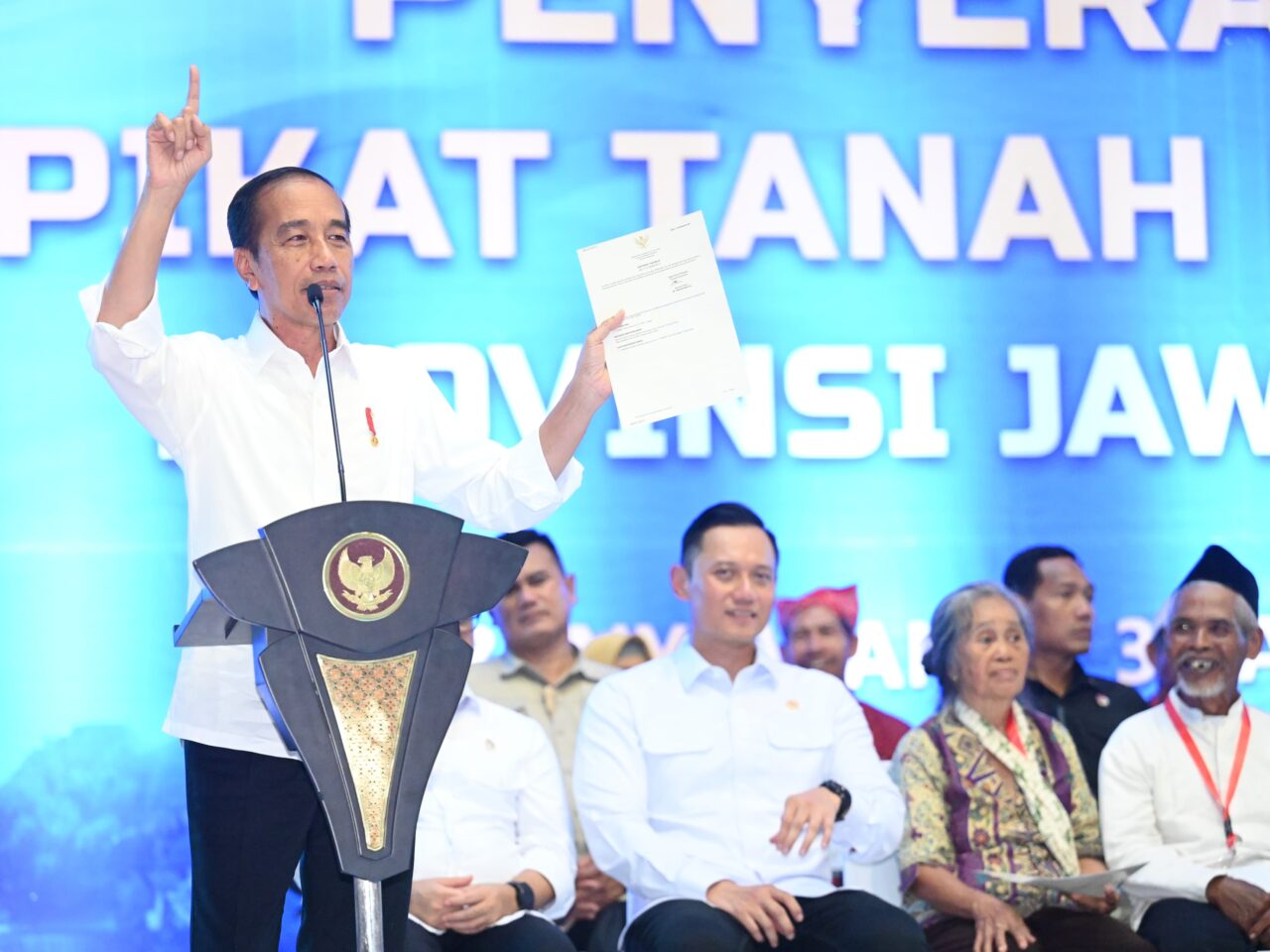 Presiden Jokowi Serahkan Ribuan Sertifikat Tanah Elektronik Hasil Redistribusi Tanah di Banyuwangi