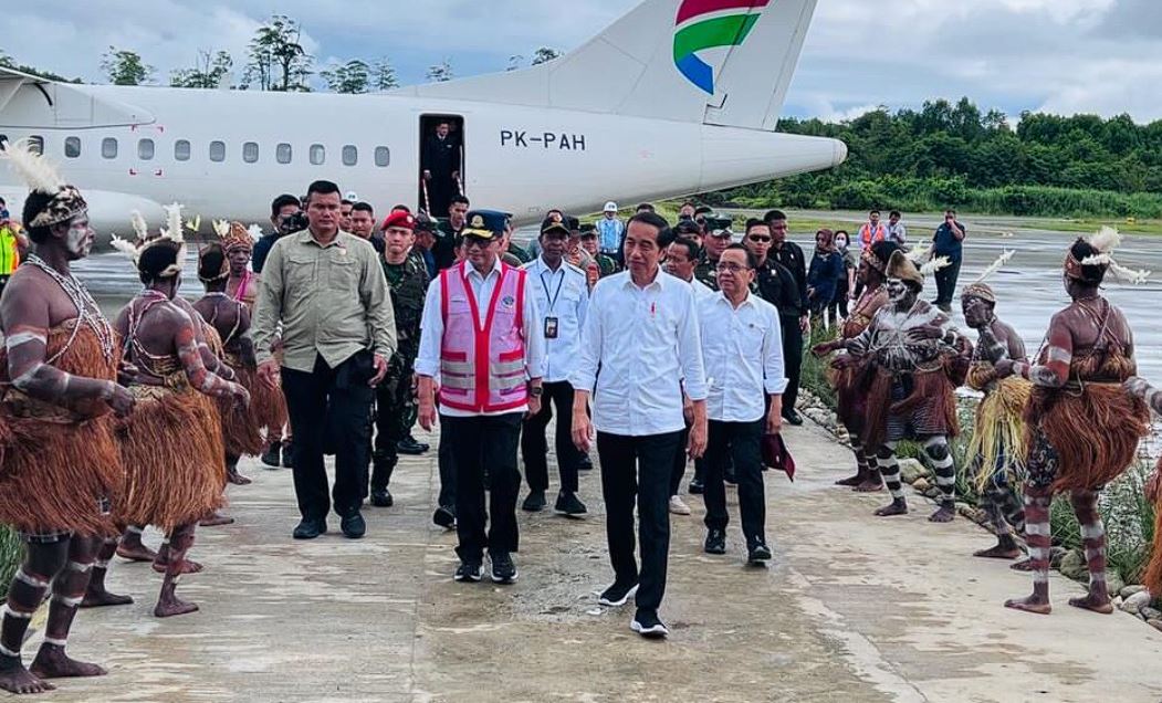 Tiba di Asmat, Presiden Resmikan Pengembangan Bandara Ewer